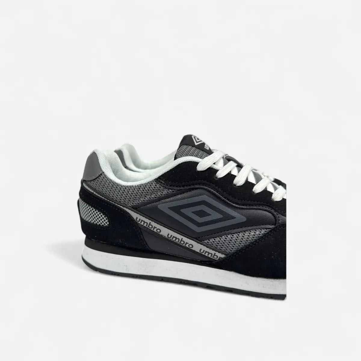 Umbro Abram LTX Black / White